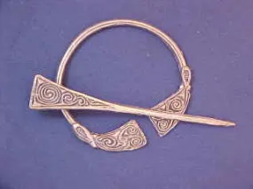 Celtic knot penannular brooch - W-38